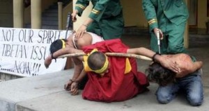 Tibetan monk detained