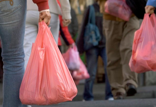 Debate heats up on EU plastic bags ban law
